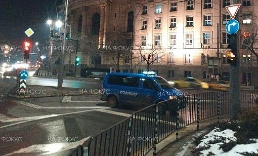 Районът около Софийския университет е отцепен. Полицията проверява изоставен багаж