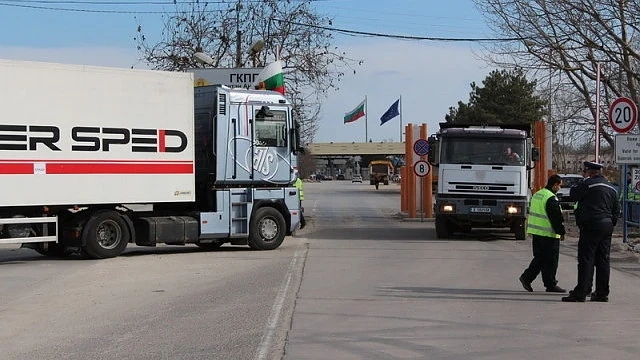 Опашки от тирове на няколко гранични пункта
