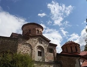 Конфискуваха огромно количество ракия от Бачковския манастир