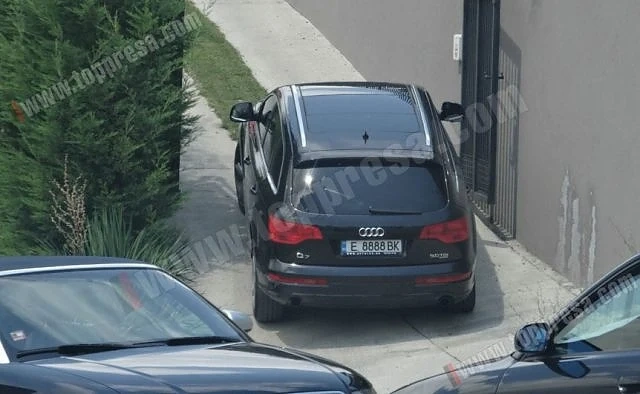 Откраднаха Ауди Q7 на богаташ, докато е в магазина