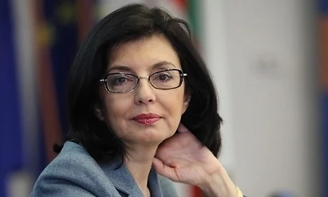 Меглена Кунева: Програмата и парите за образование не са спрени 