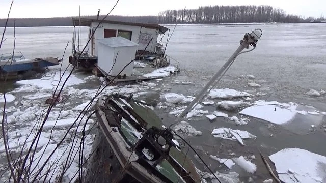 Ледът руши съоръжения по Дунав 