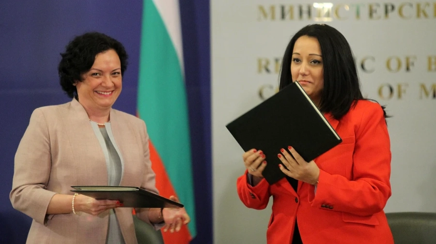 Павлова и Василева раздали пари за реклама на еврофондове в последните дни на мандата