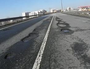 След снеговете пътищата заприличаха на решето   