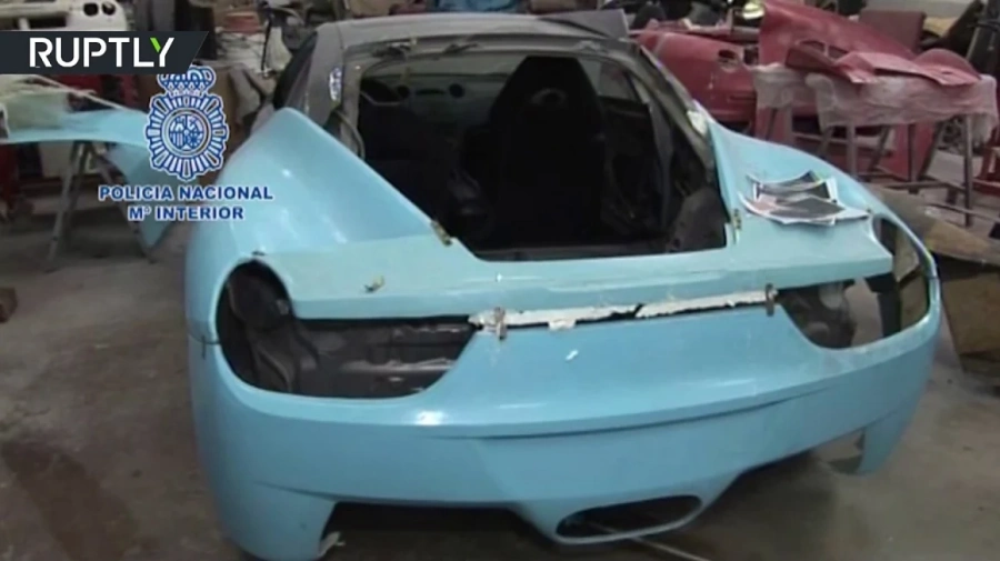 Полицията в Испания разби фабрика за фалшиви Ferrari-та