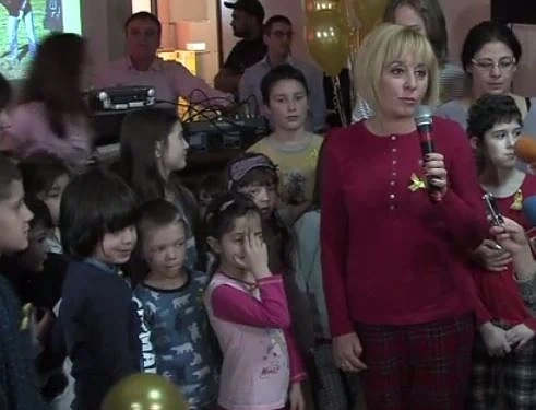 Мая Манолова се срещна по пижама с болни деца