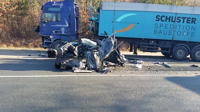 Тежка катастрофа между лека кола и ТИР на главен път Е-79