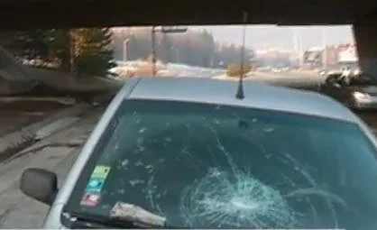 Бетонен къс от мост падна върху автомобил на столичния булевард \