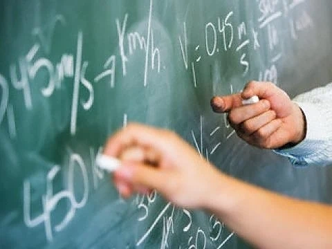 Увеличението на учителските заплати ще се изплаща със задна дата 