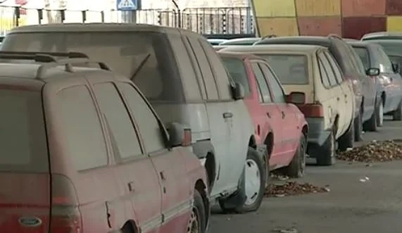 Стотици изоставени коли събират прах на наказателните паркинги