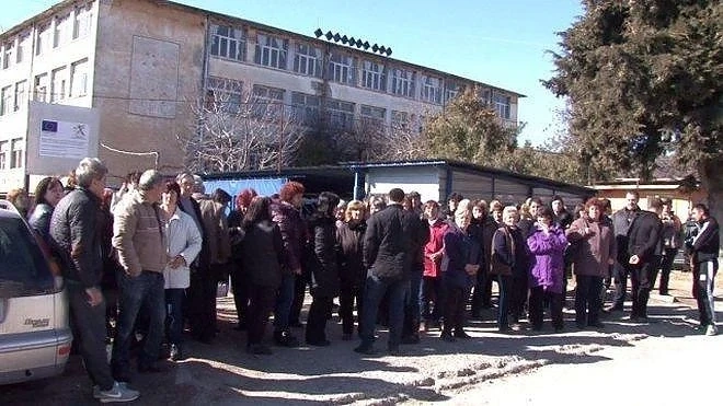 Уволниха работници и прехвърлиха фирмата на циганка! 
