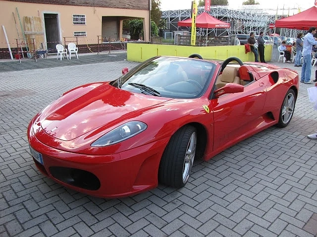 Търговци превъртали километражи на Ferrari 