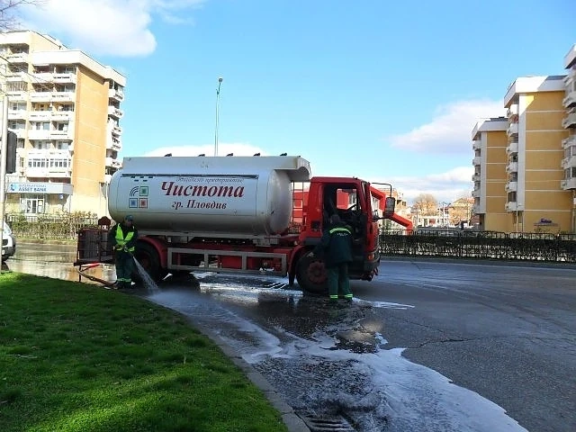 Мият улиците на Пловдив с шампоан 