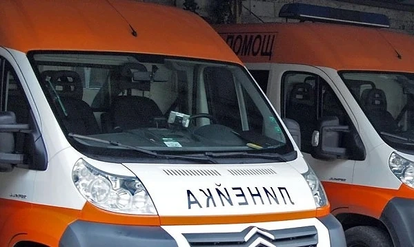 Ученичка припадна след удар в главата