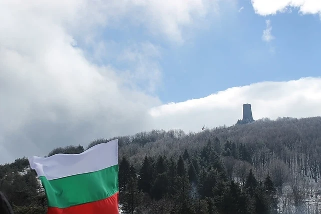 Въвеждат временна организация на движението към връх Шипка