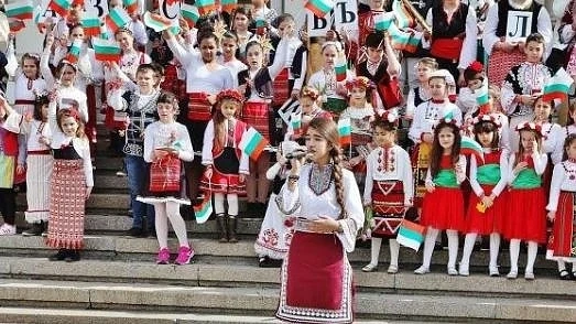 По случай трети март 200 деца с носии рецитираха заедно \