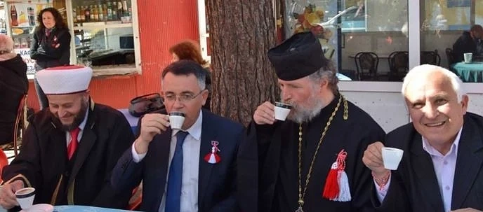 Трети март в Кърджали – поп, мюфтия и кмет на кафе при даскала