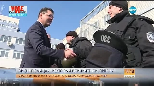 Полицейски шеф изхвърли всичките си награди пред МВР 