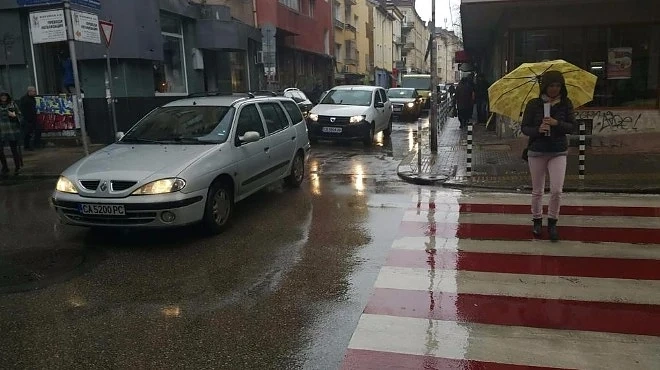 Времето остава топло, но дъждовно