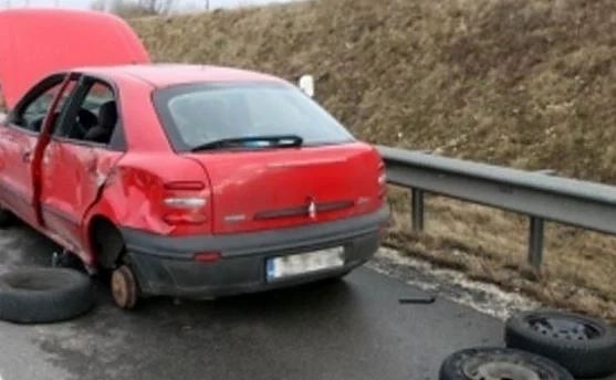 Двама българи загинаха докато сменят гума