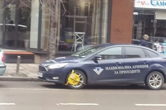 Браво на паяците! Закопчаха кола на НАП