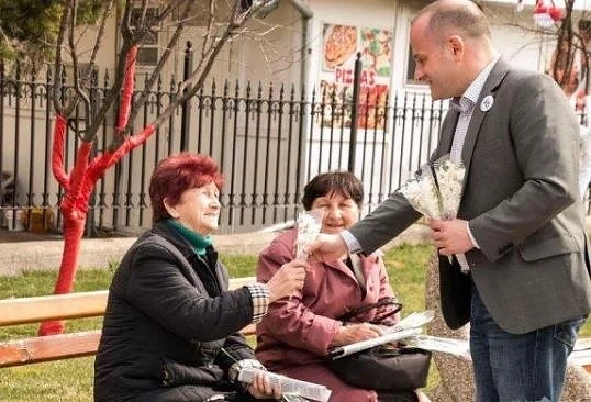 Фейсбук смях: Зюмбюлите на Радан и пенсионерките - ето кой ще спи с бабите, щом Борисов не иска!