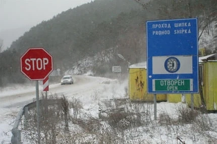 Зимата се върна в прохода Шипка