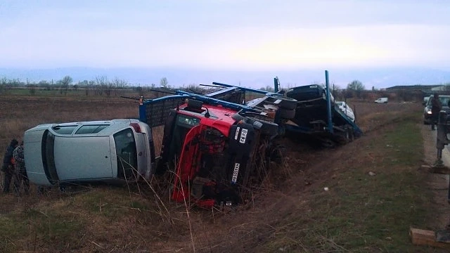 Пълен автовоз се обърна в Пловдив (СНИМКА)