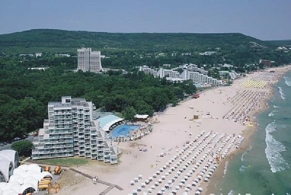 Ограничават движението на коли в Албена