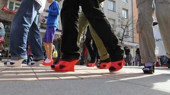 Мъже ходиха на токчета срещу насилието над жени 