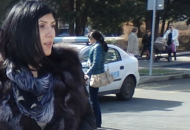 Кандидат депутатка в листите на Марешки показва среден пръст на избирателите 