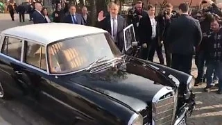 Бойко Борисов отиде до секцията с ретро мерцедеса си 