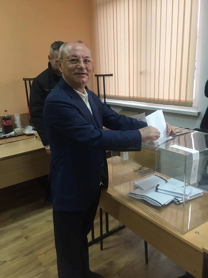 Ахмед Доган гласува в столично училище 