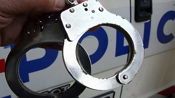 Задържаха двама апаши отмъкнали насилствено \