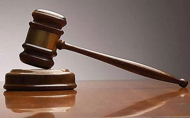Адвокат удари свидетелка с чанта по главата