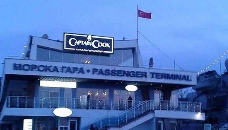 Тъпотия! Морска гара Варна вдигна турския флаг