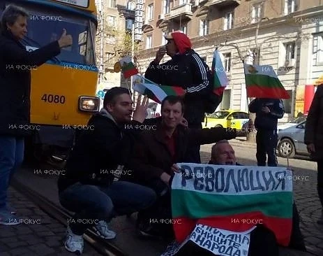 Протестиращите пред КЕВР блокираха движението по бул. „Дондуков“