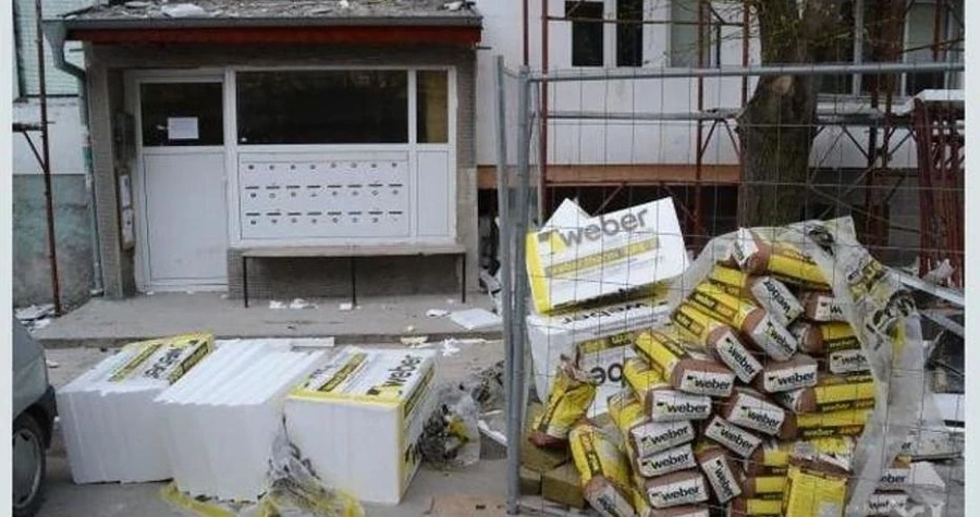 Свалиха изолацията на саниран блок 