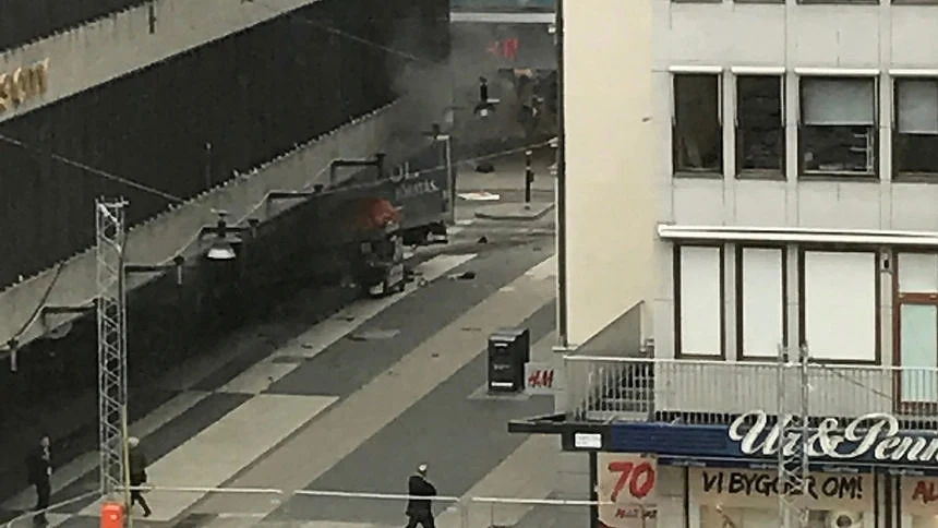 Нов атентат! Камион се вряза в тълпа в Стокхолм