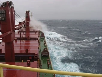 Гръцките власти издирват български моряк от кораба \
