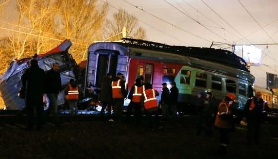 Два пътнически влака се удариха в Москва, 23-ма са пострадали (СНИМКИ)