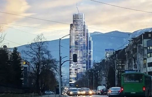 Среден пръст на фона на Витоша