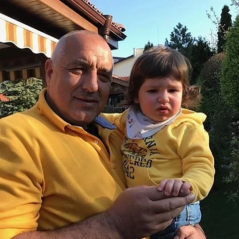 Бойко се пусна с внучето
