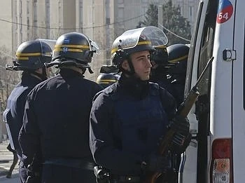 Френската полиция откри оръжия и знаме на ИД в апартамент