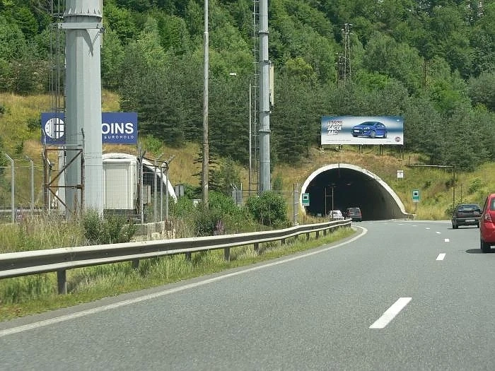 Спират движението в тунел \