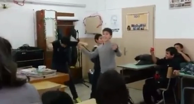 Топ скандал! Деца тресат кючеци в час по музика!
