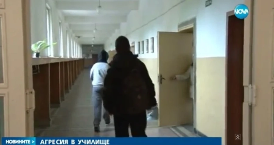 Четвъртокласници бият своя съученичка   