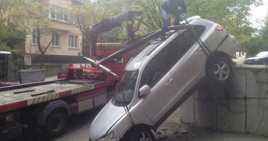 Джип полетя от паркинг