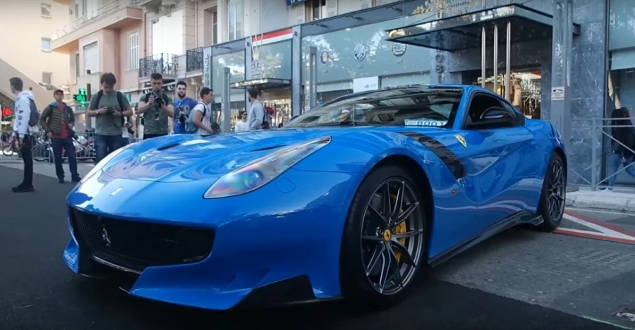 Синьо Ferrari събра погледите в Монако 