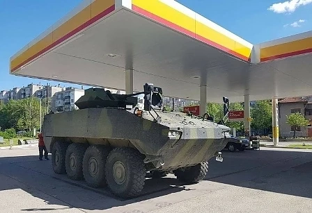 Бронирана бойна техника зарежда на софийска бензиностанция (СНИМКА)